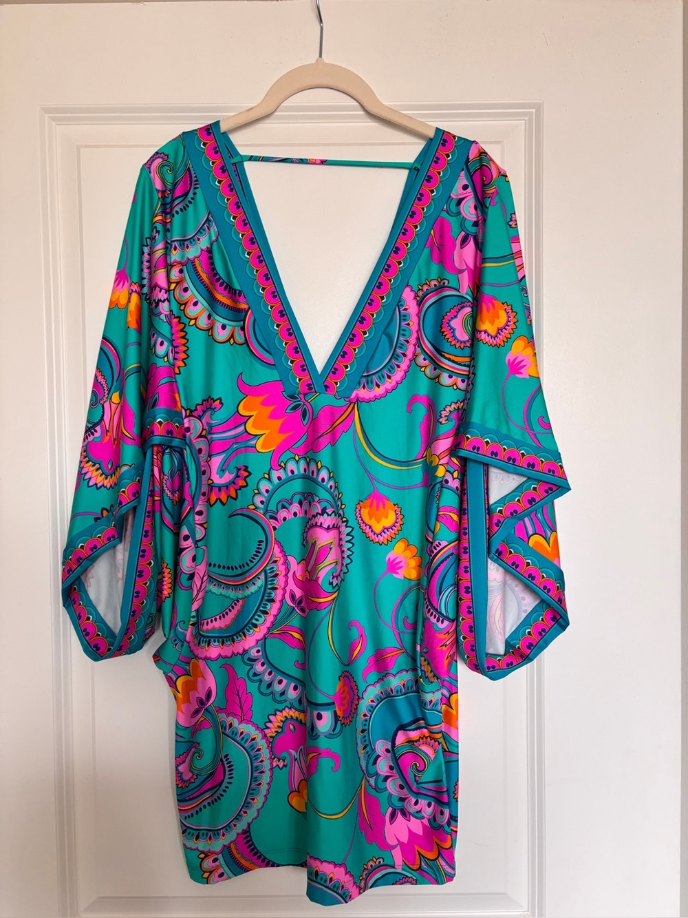 NEW Trina Turk. SMALL. v neck TUNIC mini dress